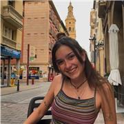 Profesora particular a domicio para niños en educación primaria. Apasionada de los pequeños. También disponible para cuidarlos